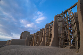 با ورود باد شدید و مداوم منطقه به محفظه ها، تیغه های آسیاب‌ها را می‌گرداند و سپس سنگ های آسیاب را می چرخاند.