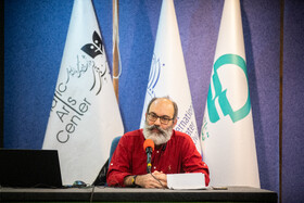 رامتین شهبازی مدیر بخش پژوهش و سمینار جشنواره در سمینار جشنواره تئاتر فجر