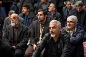 نشسته از چپ، محمدعلی نادعلی زاده، مدیر عامل خبرگزاری ایسنا در مراسم ختم حاج محمدعلی جوادی یگانه