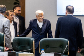 محمدرضا عارف، معاون‌ اول رئیس‌جمهور و عبدالناصر همتی، رئیس بانک مرکزی در سیزدهمین جلسه کارگروه ویژه معیشت و رفاه