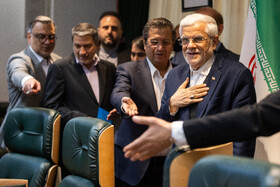 محمدرضا عارف، معاون‌ اول رئیس‌جمهور و عبدالناصر همتی، رئیس بانک مرکزی در سیزدهمین جلسه کارگروه ویژه معیشت و رفاه