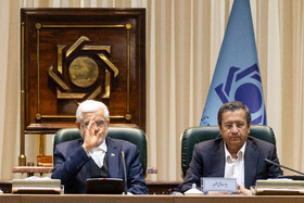  عبدالناصر همتی، رئیس بانک مرکزی و محمدرضا عارف، معاون‌ اول رئیس‌جمهور در سیزدهمین جلسه کارگروه ویژه معیشت و رفاه 