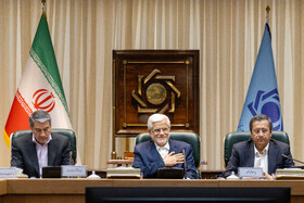  عبدالناصر همتی، رئیس بانک مرکزی و محمدرضا عارف، معاون‌ اول رئیس‌جمهور در سیزدهمین جلسه کارگروه ویژه معیشت و رفاه 