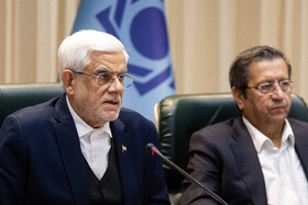 محمدرضا عارف، معاون‌ اول رئیس‌جمهور و عبدالناصر همتی، رئیس بانک مرکزی در سیزدهمین جلسه کارگروه ویژه معیشت و رفاه