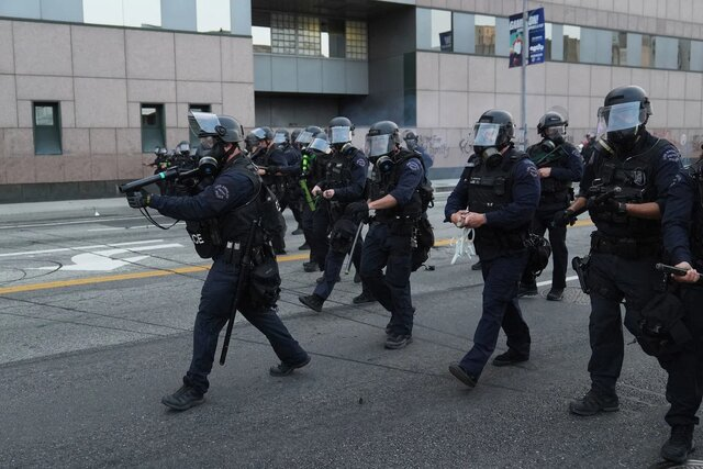 دلیل اصلی برخورد خشونت‌آمیز پلیس با مهاجران در آمریکا چیست؟