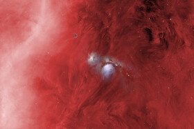 سحابی‌های آبی در دریای سرخ‌رنگ شکارچی