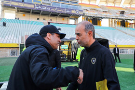 مهدی تارتار، سرمربی تیم فوتبال گل‌گهر سیرجان و محرم نویدکیا‌، سرمربی تیم فوتبال سپاهان اصفهان