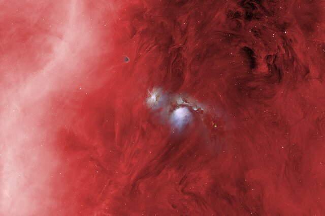 سحابیهای آبی در دریای سرخرنگ شکارچی سحابیهای آبی در دریای سرخرنگ شکارچی