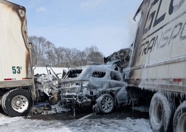 تصادف حدود ۵۰ وسیله نقلیه در بزرگراهی در کانادا