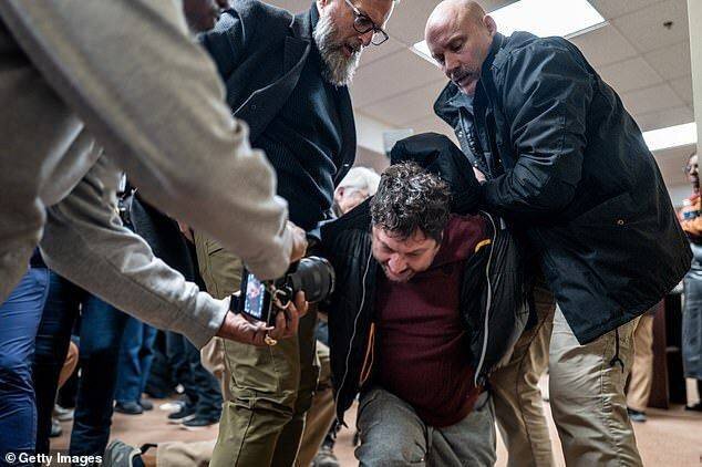 ترامپ تصاویر حمله با ایلهان عمر را ساختگی خواند