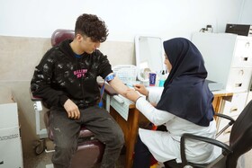 پرستار با رعایت کامل بهداشت و دقت کافی نمونه گیری را انجام می دهد