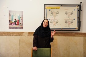 مدرس با صبر و حوصله مطالب را آموزش می دهد