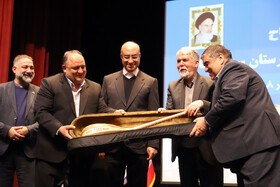 اهدای تنبور به وزیر فرهنگ و ارشاد اسلامی در مراسم افتتاح مجتمع فرهنگی و هنری سرپل ذهاب در سفر وزیر فرهنگ و ارشاد اسلامی به کرمانشاه