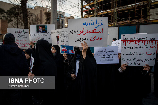 تجمع دانشجویان مقابل سفارت فرانسه در تهران