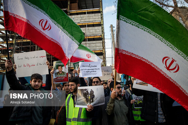 تجمع دانشجویان مقابل سفارت فرانسه در تهران