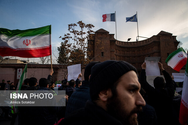تجمع دانشجویان مقابل سفارت فرانسه در تهران