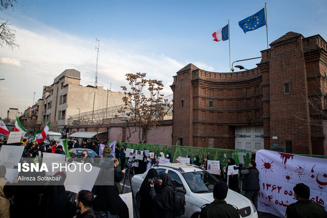 تجمع دانشجویان مقابل سفارت فرانسه در تهران