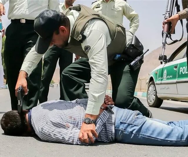 تصویر تزئینی است فرمانده انتظامی استان سمنان: قاچاقچی مواد مخدر با شلیک پلیس از پا درآمد