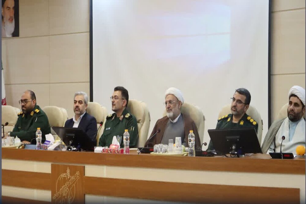 ایستادگی در برابر دشمن و خدمت به مردم، راهبرد اصلی پاسداری از انقلاب است