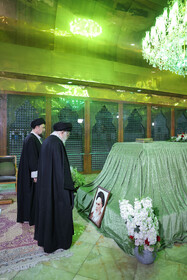 حضور رهبر انقلاب در مرقد بنیانگذار جمهوری اسلامی ایران