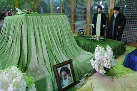 حضور رهبر انقلاب در مرقد بنیانگذار جمهوری اسلامی ایران