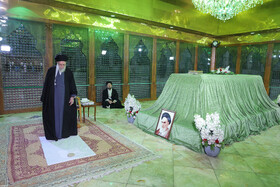 حضور رهبر انقلاب در مرقد بنیانگذار جمهوری اسلامی ایران