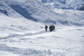 سیمبانان باید ساعت ها در مسیر برفی تردد کنند تا به منطقه آسیب دیده برسند و یا خطوط برق یا مخابرات را بازدید کنند.