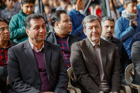 از راست مهدی جمالی‌نژاد، استاندار اصفهان و محمدرضا نظریان، مدیرکل آموزش و پرورش استان اصفهان در آیین نواختن زنگ انقلاب در اصفهان