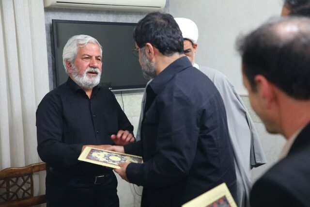 استاندار قم با خانواده شهید «جواد طالبی» دیدار کرد