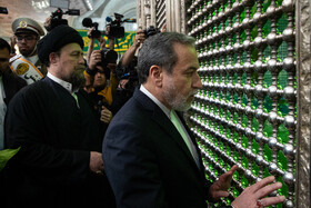 سید حسن خمینی و عباس عراقچی، وزیر امور خارجه در مراسم تجدید میثاق وزیر و کارکنان وزارت امور خارجه با آرمان‌های امام راحل