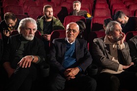 از سمت راست رائدفرید زاده، رئیس سازمان سینمایی، منوچهر محمدی، تهیه کننده و منوچهر شاهسواری، دبیر جشنواره فیلم فجر در مراسم بزرگداشت منوچهر محمدی