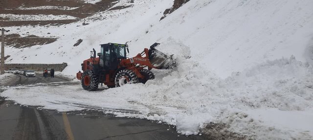 ریزش بهمن در جاده روستایی وارنگه‌رود کرج