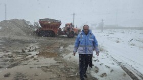 بارش سنگین برف در الیگودرز/ محورهای روستایی مسدود و راه‌های اصلی باز است