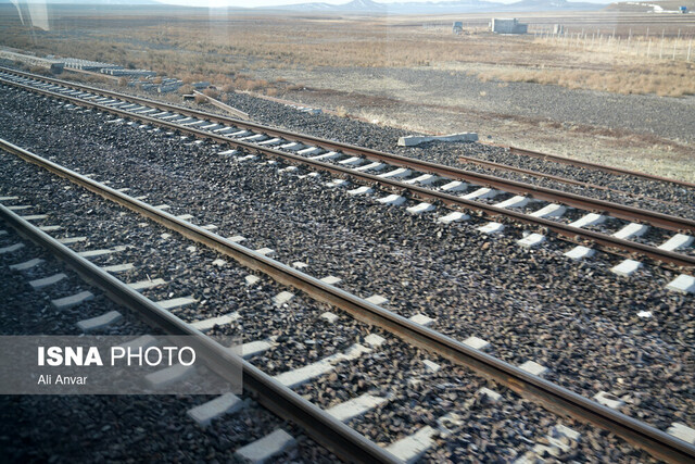 تأکید رئیس مجمع نمایندگان بر لزوم تکمیل راه‌آهن، مهار سیلاب و احیای صنایع راکد