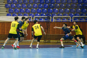 مربی تیم هندبال سپاهان: فشردگی مسابقات و اشتباهات داوری فشار زیادی به تیم‌ها وارد می‌کند