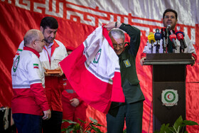 پیرحسین کولیوند، رئیس جمعیت هلال احمر و سردار رضا طلائی نیک، سخنگوی وزارت دفاع و پشتیبانی نیروهای مسلح در مراسم الحاق پهپادهای امدادی به سازمان امداد و نجات جمعیت هلال‌احمر در مراسم الحاق پهپادهای امدادی به سازمان امداد و نجات جمعیت هلال‌احمر