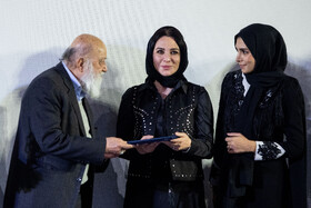 تقدیر از سولاف فواخرجی، بازیگر توسط مهدی چمران، رئیس شورای شهر تهران در حاشیه روز دهم چهل‌وچهارمین جشنواره فیلم فجر