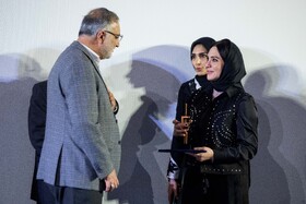 تقدیر از سولاف فواخرجی، بازیگر توسط علیرضا زاکامی، شهردار تهران در حاشیه روز دهم چهل‌وچهارمین جشنواره فیلم فجر