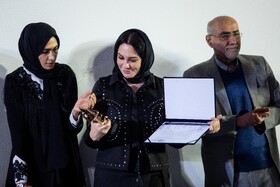 تقدیر از سولاف فواخرجی، بازیگر در حاشیه روز دهم چهل‌وچهارمین جشنواره فیلم فجر