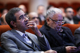  علی منتظری، رئیس جهاددانشگاهی در مراسم بزرگداشت سید کاظم حسینی، بنیانگذار هفته نامه بازار کار و بیست و ششمین سالگرد تاسیس هفته‌نامه بازارکار