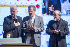  علی منتظری، رئیس جهاددانشگاهی و محمدعلی نادعلی، رئيس خبرگزاری ایسنا در مراسم بزرگداشت سید کاظم حسینی، بنیانگذار هفته نامه بازار کار و بیست و ششمین سالگرد تاسیس هفته‌نامه بازارکار