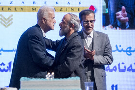 علی منتظری، رئیس جهاددانشگاهی و محمدعلی نادعلی، رئيس خبرگزاری ایسنا در مراسم بزرگداشت سید کاظم حسینی، بنیانگذار هفته نامه بازار کار و بیست و ششمین سالگرد تاسیس هفته‌نامه بازارکار