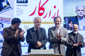  علی منتظری، رئیس جهاددانشگاهی و محمدعلی نادعلی، رئيس خبرگزاری ایسنا در مراسم بزرگداشت سید کاظم حسینی، بنیانگذار هفته نامه بازار کار و بیست و ششمین سالگرد تاسیس هفته‌نامه بازارکار