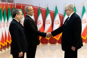 مسعود پزشکیان، رئیس جمهور و سیدعباس عراقچی، وزیر امور خارجه در مراسم «سلام سفرا»
