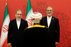 مسعود پزشکیان، رئیس جمهور و سیدعباس عراقچی، وزیر امور خارجه در مراسم «سلام سفرا»
