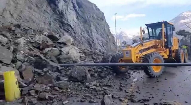 ریزش سنگ در محور کرج - کندوان / بازگشایی مسیر توسط راهداران