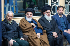 حجت الاسلام سید حسین مومنی و حجت الاسلام سید علی اکبر اجاق نژاد تولیت مسجد مقدس جمکران غبار روبی مضجع شریف امامزاده موسی مبرقع(ع) توسط خانواده شهدای اغتشاشات اخیر