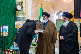 تجلیل از خانواده شهدای اغتشاشات اخیر در مراسم غبار روبی مضجع شریف امامزاده موسی مبرقع(ع)