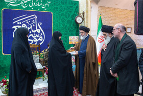 تجلیل از خانواده شهدای اغتشاشات اخیر در مراسم غبار روبی مضجع شریف امامزاده موسی مبرقع(ع)
