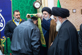 تجلیل از خانواده شهدای اغتشاشات اخیر در مراسم غبار روبی مضجع شریف امامزاده موسی مبرقع(ع)